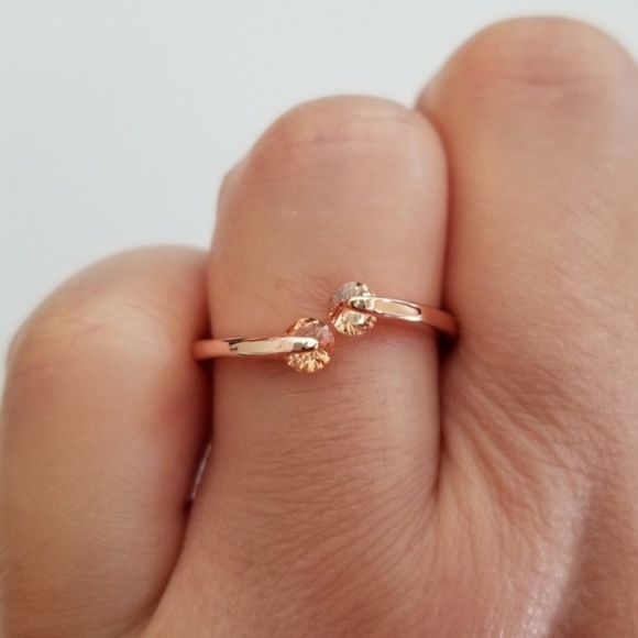 Delicate 18k Ring - Picture 6 of 8